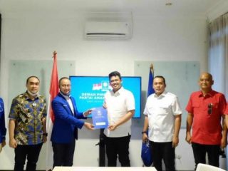 SK DPP PAN yang diserahkan oleh Sekjen PAN, Eddy Soeparno langsung kepada pasangan Bobby Nasution dan Aulia Rachman di Jakarta