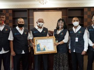 penghargaan dari Badan Pusat Statistik (BPS) diserahkan Kepala BPS Asahan, Minda Flora Ginting kepada Bupati Asahan, Surya di Ruang Kerja Bupati Asahan.
