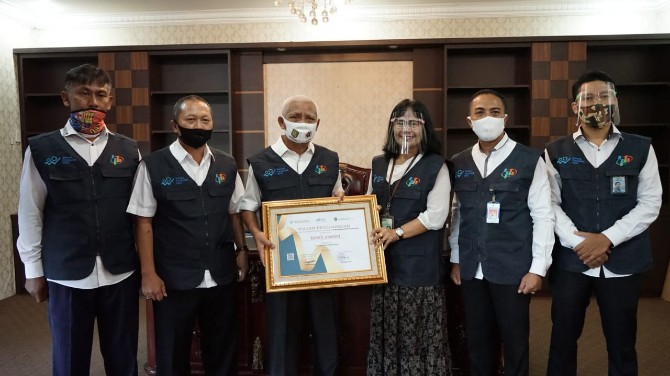 penghargaan dari Badan Pusat Statistik (BPS) diserahkan Kepala BPS Asahan, Minda Flora Ginting kepada Bupati Asahan, Surya di Ruang Kerja Bupati Asahan.