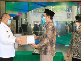 Penyerahan Hibah oleh Plt Wali Kota Medan, Akhyar Nasution bersama Ketua KPU Agussyah Damanik dan Ketua Bawaslu Payung Harahap di Balai Kota Medan, Kamis (3/9/2020).