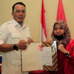Penyerahan surat keputusan oleh Ketua DPW PSI Sumatera Utara, Delia Ulfa kepada Aulia Rachman di Medan, Kamis (3/9/2020).