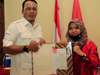Penyerahan surat keputusan oleh Ketua DPW PSI Sumatera Utara, Delia Ulfa kepada Aulia Rachman di Medan, Kamis (3/9/2020).