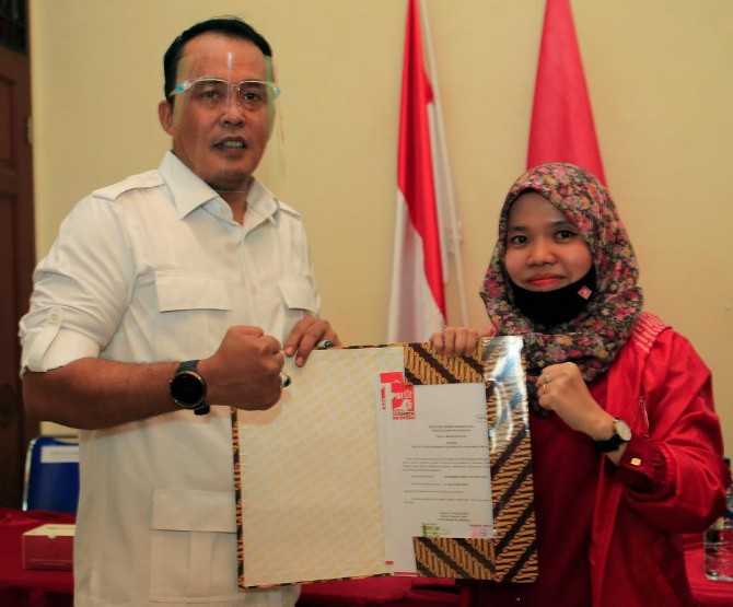 Penyerahan surat keputusan oleh Ketua DPW PSI Sumatera Utara, Delia Ulfa kepada Aulia Rachman di Medan, Kamis (3/9/2020).