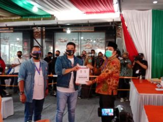Ketua KPU Medan, Agussyah Damanik saat menerima berkas Bobby-Aulia, Jumat (4/9/2020).