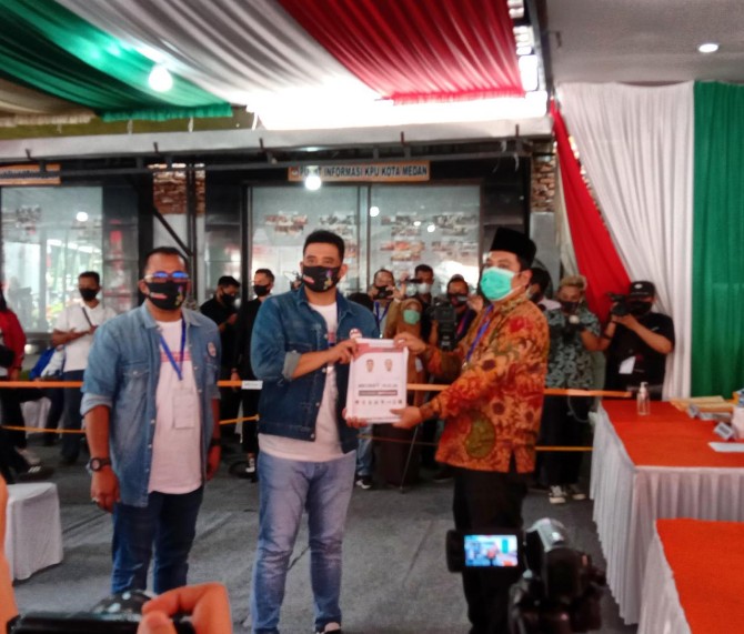 Ketua KPU Medan, Agussyah Damanik saat menerima berkas Bobby-Aulia, Jumat (4/9/2020).