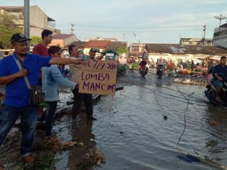Kondisi jalan menuju Pasar Marelan berkubang