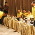 Amas Muda (kiri) dalam sebuah acara bersama Ketum DPP Partai Golkar Airlangga Hartarto (kanan)