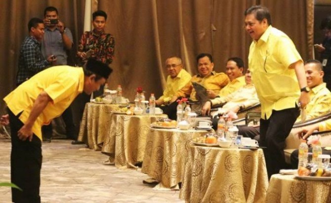 Amas Muda (kiri) dalam sebuah acara bersama Ketum DPP Partai Golkar Airlangga Hartarto (kanan)