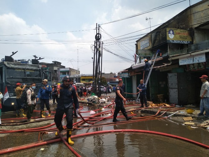 Diduga Korsleting Listrik, 4 Ruko di Jalan SM Raja Hangus Terbakar