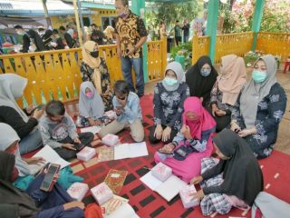 Plt Ketua TP PKK Medan, Nurul Khairani resmikan wifi gratis Rumah Baba Sharaswaty.
