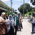Adinda Muyasaroh (jilbab abu-abu) saat ditemui wartawan di Jalan SM Raja Medan.
