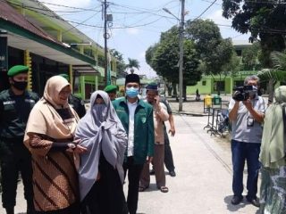 Adinda Muyasaroh (jilbab abu-abu) saat ditemui wartawan di Jalan SM Raja Medan.