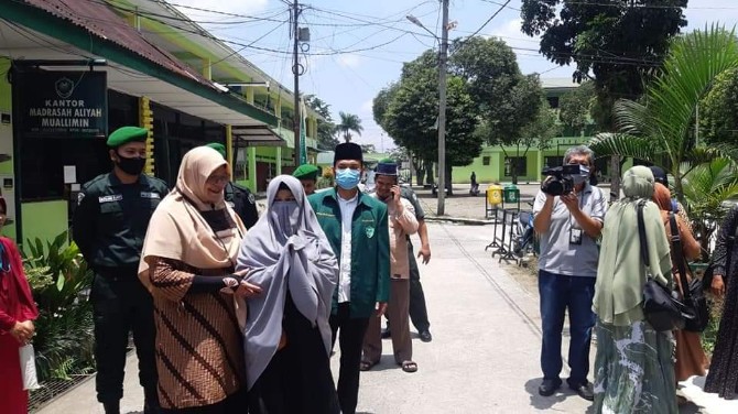 Adinda Muyasaroh (jilbab abu-abu) saat ditemui wartawan di Jalan SM Raja Medan.