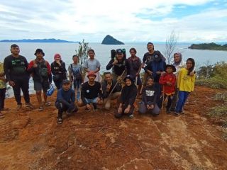 Komunitas Menjaga Pantai Barat (Komantab) saat Monitoring Meriam Bottot 3 di Desa Sitardas, Kecamatan Badiri, Kabupaten Tapanuli Tengah, Sumatera Utara.