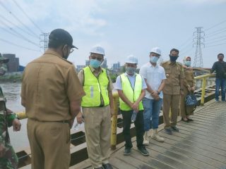 Plt Walikota Medan, Akhyar Nasution saat meninjau jembatan Sicanang beberapa waktu lalu.