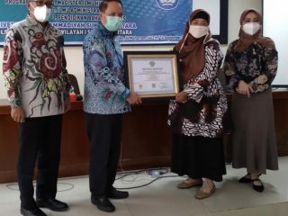 Kegiatan Penyerahan Sertifikat Akreditasi oleh Kepala L2Dikti Dian Armanto yang digelar di Aula L2Dikti Wilayah 1, Senin (14/9/2020).