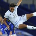 Reece James berjibaku saat menghadapi pemain Brighton tadi malam. James jadi Man Of The Match dalam laga yang di menangkan Chelsea 3-1. (cnn/kaldera)