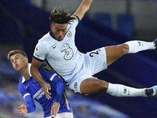 Reece James berjibaku saat menghadapi pemain Brighton tadi malam. James jadi Man Of The Match dalam laga yang di menangkan Chelsea 3-1. (cnn/kaldera)