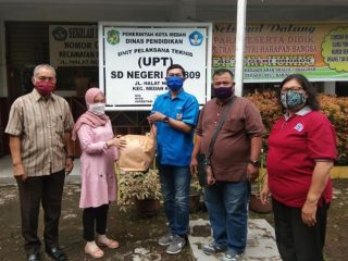 Pengurus DPD KNPI Sumatera Utara lakukan Bakti Sosial berupa pembagian masker di SD Negeri 060809.