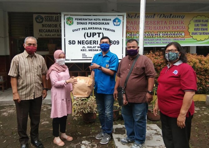 Pengurus DPD KNPI Sumatera Utara lakukan Bakti Sosial berupa pembagian masker di SD Negeri 060809.