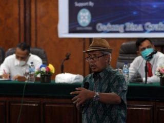 Ahmad Djauhar dari Dewan Pers saat menjadi narasumber di Workshop SMSI Sumut