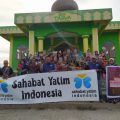 Warga desa di Kecamatan Naman Teran Karo foto bersama dengan seluruh pengurus Sahabat Yatim Indonesia usai pembagian bantuan berupa abon sapi bagi warga terdampak erupsi Gunung Sinabung.