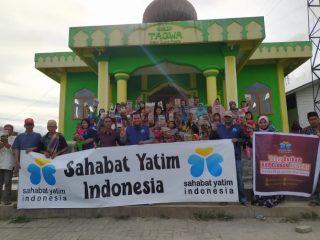 Warga desa di Kecamatan Naman Teran Karo foto bersama dengan seluruh pengurus Sahabat Yatim Indonesia usai pembagian bantuan berupa abon sapi bagi warga terdampak erupsi Gunung Sinabung.