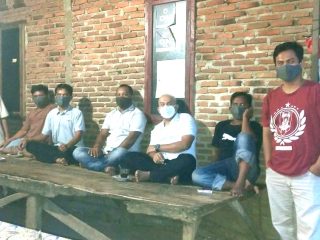 Wakil Ketua DPRD PSp, Rusyidi Nasution (tiga dari kanan) saat bertemua warga di Silandit.(amir/kaldera)