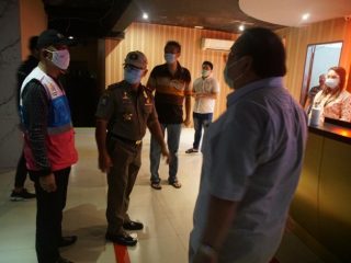 Satpol PP dan Dinas Pariwisata lakukan sosialisasi Perwal guna cegah Penyebaran Covid-19 di Kota Medan.