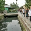 Plt Walikota Medan, Akhyar Nasution saat meninjau drainase yang mengalami pendangkalan.