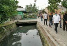 Plt Walikota Medan, Akhyar Nasution saat meninjau drainase yang mengalami pendangkalan.