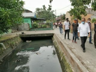 Plt Walikota Medan, Akhyar Nasution saat meninjau drainase yang mengalami pendangkalan.