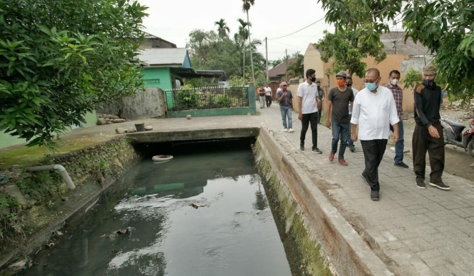 Plt Walikota Medan, Akhyar Nasution saat meninjau drainase yang mengalami pendangkalan.