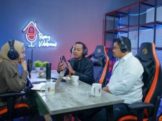 Bobby Afif Nasution dengan Kepsek SDIT Nurul Azmi, Eko Syahputra saat podcast di Ruang Kolaborasi.