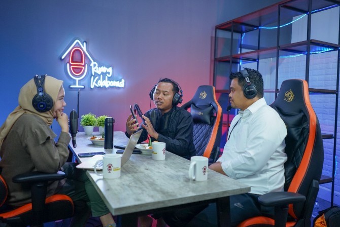 Bobby Afif Nasution dengan Kepsek SDIT Nurul Azmi, Eko Syahputra saat podcast di Ruang Kolaborasi.