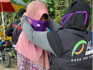 Aksi berbagi masker XL Axiata dan ACT