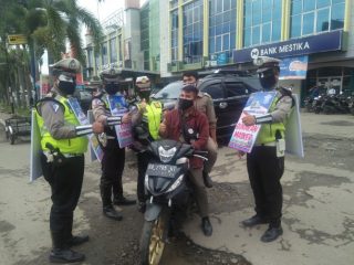 Satlantas Polres padangsidimpuan saat melakukan razia masker