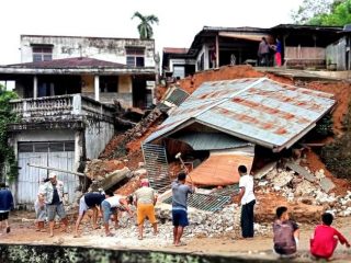 Warung Milik Pangeran Siregar Ambruk Ditimpa Tanah Longsor