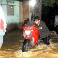 Kondisi jalanan di desa Goti yang terendam banjir.