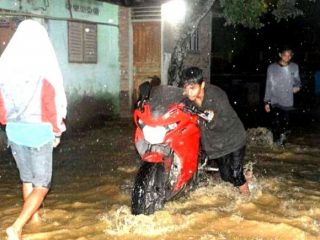 Kondisi jalanan di desa Goti yang terendam banjir.