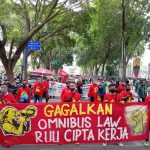 Para Tani gelar aksi yang tergabung dalam Akumulasi Kemarahan Buruh dan Rakyat Sumatera Utara (AKBAR) di depan kantor DPRD Sumut.