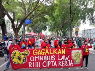 Para Tani gelar aksi yang tergabung dalam Akumulasi Kemarahan Buruh dan Rakyat Sumatera Utara (AKBAR) di depan kantor DPRD Sumut.