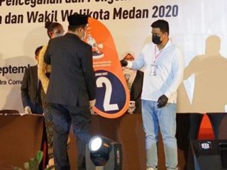 Bobby Nasution - Salman Alfarisi saat mendapatkan nomor urut 2 dalam pemilihan nomor urut yang digelar KPU Kota Medan di Hotel Santika Dyandra, Kamis (24/9/2020).