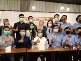 Gerakan Milenial Indonesia (GMI) Sumut saat foto bersama di Cafe Ceker Warrior di Jalan Sei Petani, Kamis (24/9/2020).
