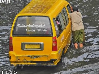 Angkutan Kota yang terkena banjir di Jalan Jawa Center.