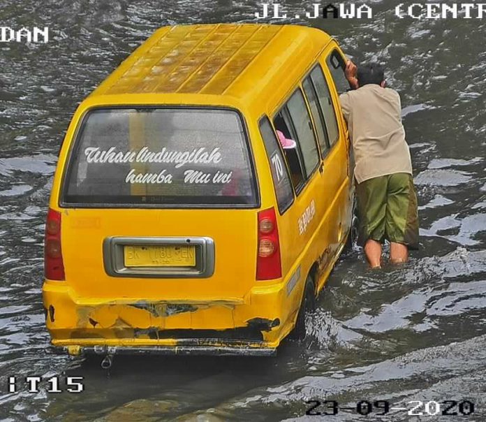 Angkutan Kota yang terkena banjir di Jalan Jawa Center.