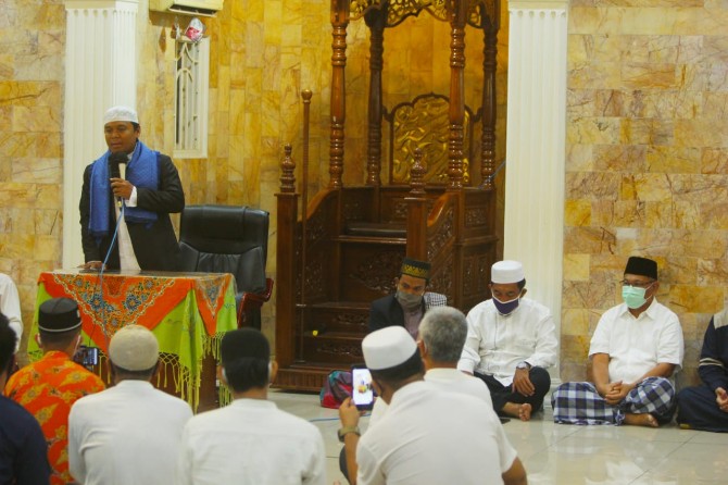 Ustadz Sigi Nur Raharja alias Gus Nur saat penyampaian tausiyah usai Sholat Subuh berjamaah di Masjid Al Ma'Ruf.