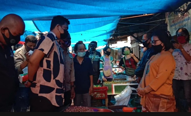 Calon Walikota Medan, Bobby Nasution saat mengunjungi Pasar Kampung Lalang, Jalan Kelambir V, Kota Medan.