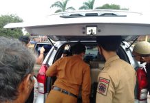 Petugas memeriksa mobil avanza yang diduga menjadi tempat mesum sepasang sejoli, di halaman parkir Masjid Al Abror Padangsidimpuan, Senin (28/9/2020).(amir/kaldera)