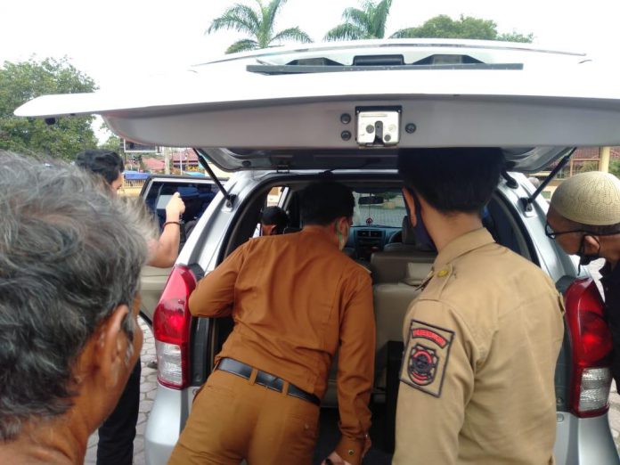 Petugas memeriksa mobil avanza yang diduga menjadi tempat mesum sepasang sejoli, di halaman parkir Masjid Al Abror Padangsidimpuan, Senin (28/9/2020).(amir/kaldera)